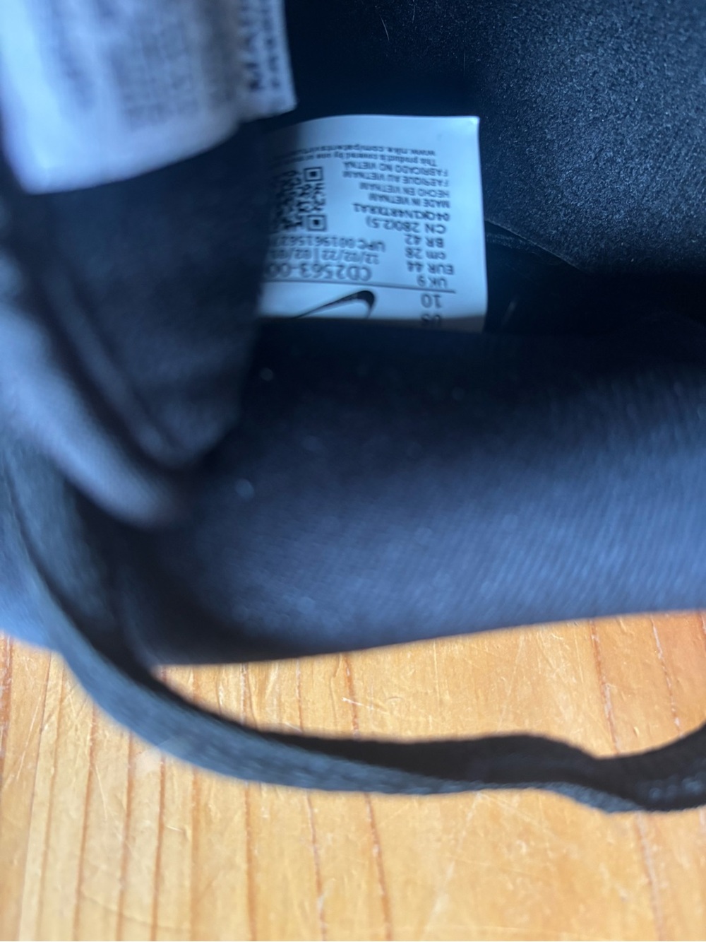 Nike Black Low-Top Skate Shoes with White Midsole - Picture 6 of 6